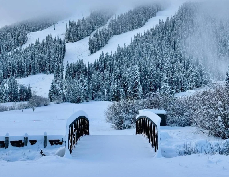 La temporada de esquí en Colorado empieza en medio de una tormenta de nieve 